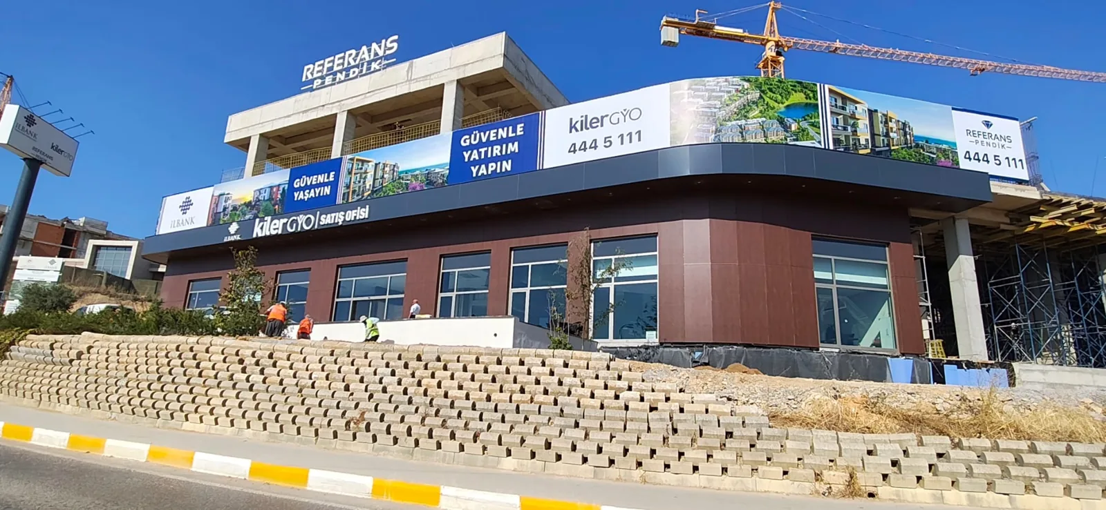 Kiler GYO Referans Pendik satış ofisi cephesinde Eymen Reklam baskılı branda