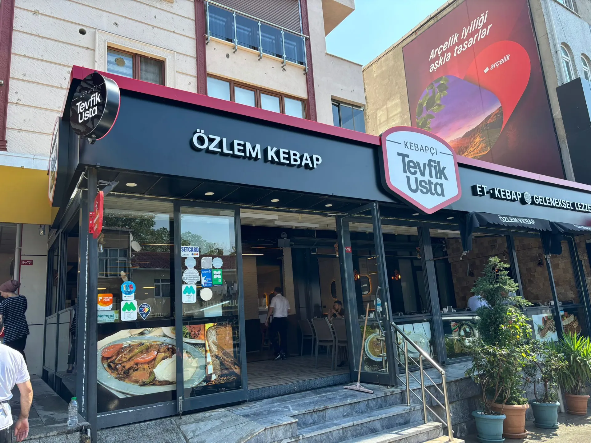 Tevfik Usta – Özlem Kebap cephesinde Eymen Reklam imalatı ışıklı kutu harf tabela
