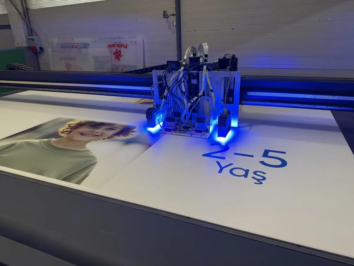 Eymen Reklam atölyesinde 4x2 m UV flatbed makinesinde UV lambasıyla baskı anı